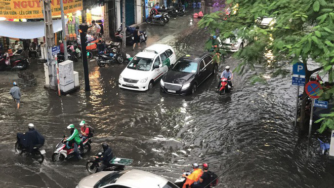 Triều cường tấn công vào trung tâm TP HCM